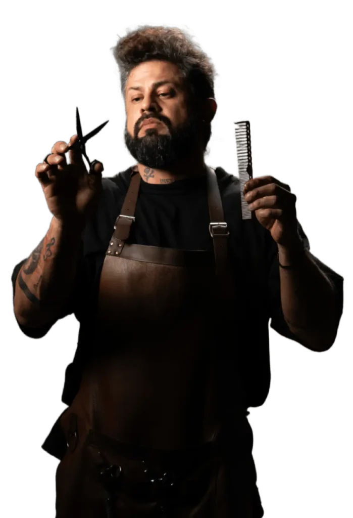 Especialista em prótese capilar segurando tesoura e pente